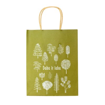 Dāvanu maisiņš, gaiši zaļš ar baltu uzrakstu Daba ir laba un koku motīviem
