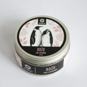 rožu sāls skrubis ar attēlotiem pingvīniem