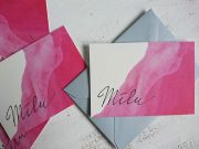 Apsveikuma kartīte rozā un baltā krāsā ar uzrakstu "Mīlu", 7x10cm, ar aploksni