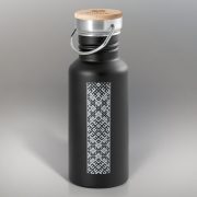 Tērauda pudele ar rokturi, melna, ar korķa vāciņu, Lielvārdes josta, 540ml