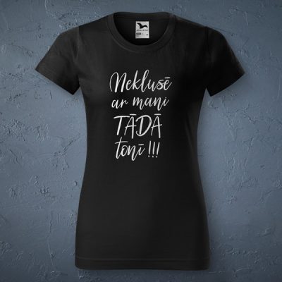 Sieviešu t-krekls, melnā krāsā ar attēlotu tekstu - neklusē ar mani tādā tonī