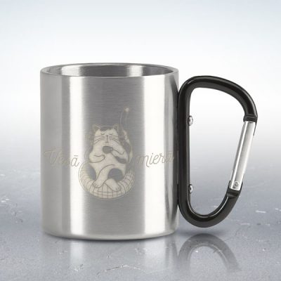 Metāla krūze, 230ml, ar karabīni sānā, ar attēlotu kaķi un tekstu - vēsā mierā