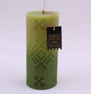 zaļa svece cilindra formā ar zaļu metāllaku, ar Akas zīmi