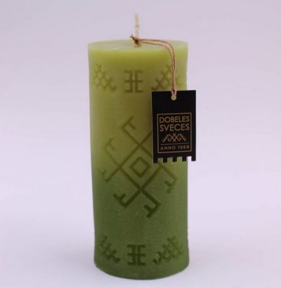 zaļa svece cilindra formā ar zaļu metāllaku un ugunskrustu