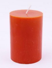 oranža stearīna svece cilindra formā