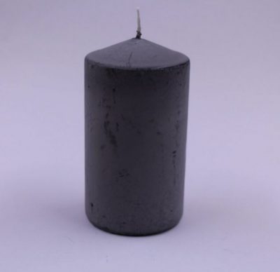 pelēka stearīna svece cilindra formā ar vecinājuma efektu