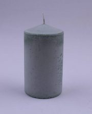 zaļa stearīna svece cilindra formā ar vecinājuma efektu