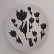 balts porcelāna šķīvis ar melnu apdruku