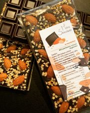 HazelDate, melnā šokolāde ar mandelēm