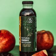 SpirulinaNord, ābolu un spirulīnas dzēriens pudelē ar zaļu etiķeti
