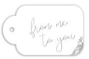 balta dāvanu kartīte ar sudraba uzrakstu "From Me to You"