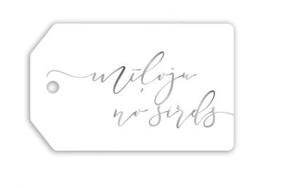 Balta dāvanu kartīte ar sudraba uzrakstu "Mīļoju no sirds"