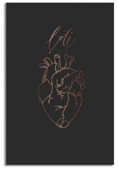 melna kartīte ar zelta uzrakstu Ļoti un sirds ilustrāciju