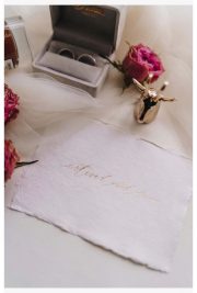 Maigi rozā rokām lieta kartīte ar zelta uzrakstu "esteviļotiļoti"
