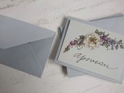 Apsveikuma kartīte ar ziediem un uzrakstu "Apsveicu", 7x10cm