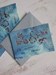 Zila apsveikuma kartīte ar ziediem un uzrakstu "No sirds uz sirdi", 7x10cm
