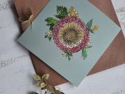 Apsveikuma kartīte ar zaļu un rozā ziedu uz zila fona, 10x10cm