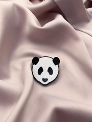 miL.design, atstarojoša organiskā stikla piespraude, panda