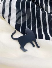 miL.design, organiskā stikla piespraude, melns kaķis