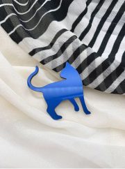 miL.design, organiskā stikla piespraude, rudzupuķu zils kaķis