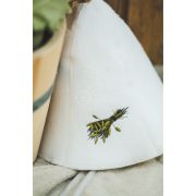 Namų tekstilė, balta vilnas cepure pirtij ar izšūtu augu pušķi