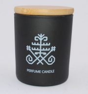 Dobeles sveces, svece melnā glāzē ar Austras koka apdruku un Luxe Linen aromātu, 74x83mm