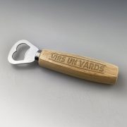 Pudeles attaisāmais, dadzis, koka un metāla, Vīrs un vārds