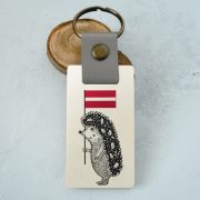 Atslēgu piekariņš, koka, dadzis, Ezis ar karogu