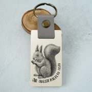 Atslēgu piekariņš, koka, dadzis, Vāvere, Ar augsti paceltu asti