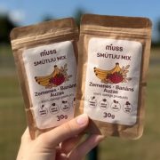 Muss, zemeņu, banānu un auzu pulveris smūtija pagatavošanai