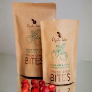 Ozolu bites, liofilizētas Latvijas zemenes, brūnā paciņā