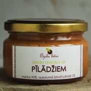 Ozolu bites, medus ar pīlādžiem stikla burciņā