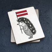 Koka magnēts, dadzis, 50x70mm, Ezis ar karodziņu