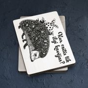 Koka magnēts, dadzis, 50x70mm, Ezis, Kur ezītis tik ilgi kavējas